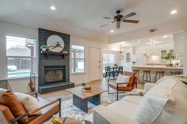 $279,000 | 800 Crestview Drive, Burleson, TX 76028