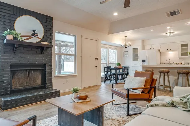 $279,000 | 800 Crestview Drive, Burleson, TX 76028