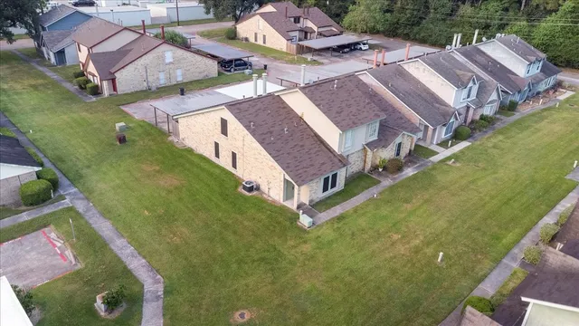 a view of a house with backyard