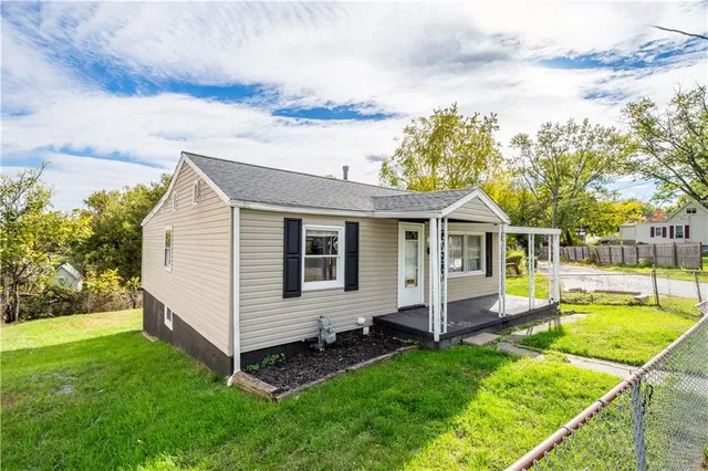 a view of a house with backyard and a garden
