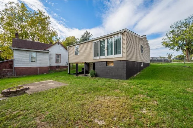 a view of a yard with a tree
