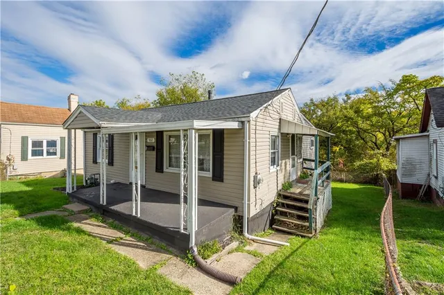 a view of a house with backyard porch and garden