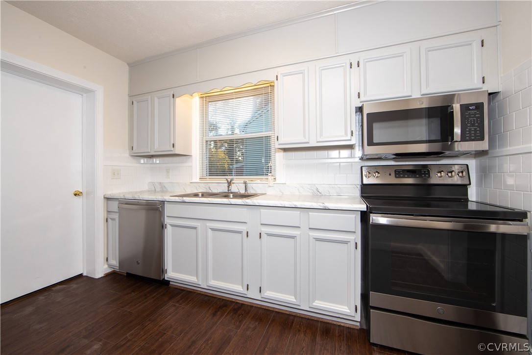 818 Hampton Road Petersburg, VA 23805 - Photo 3 of 22 New Stainless Steel Appliances, NEW LVP Flooring, New Countertops