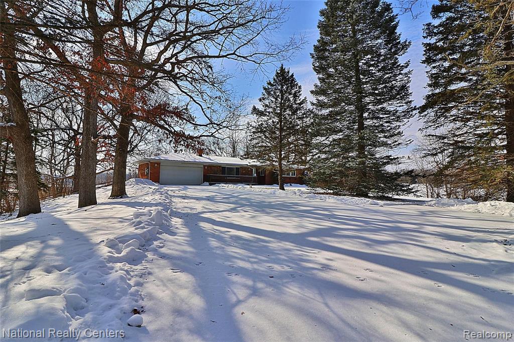 8290 Bergin Road Howell, MI 48843 - Photo 2 of 47