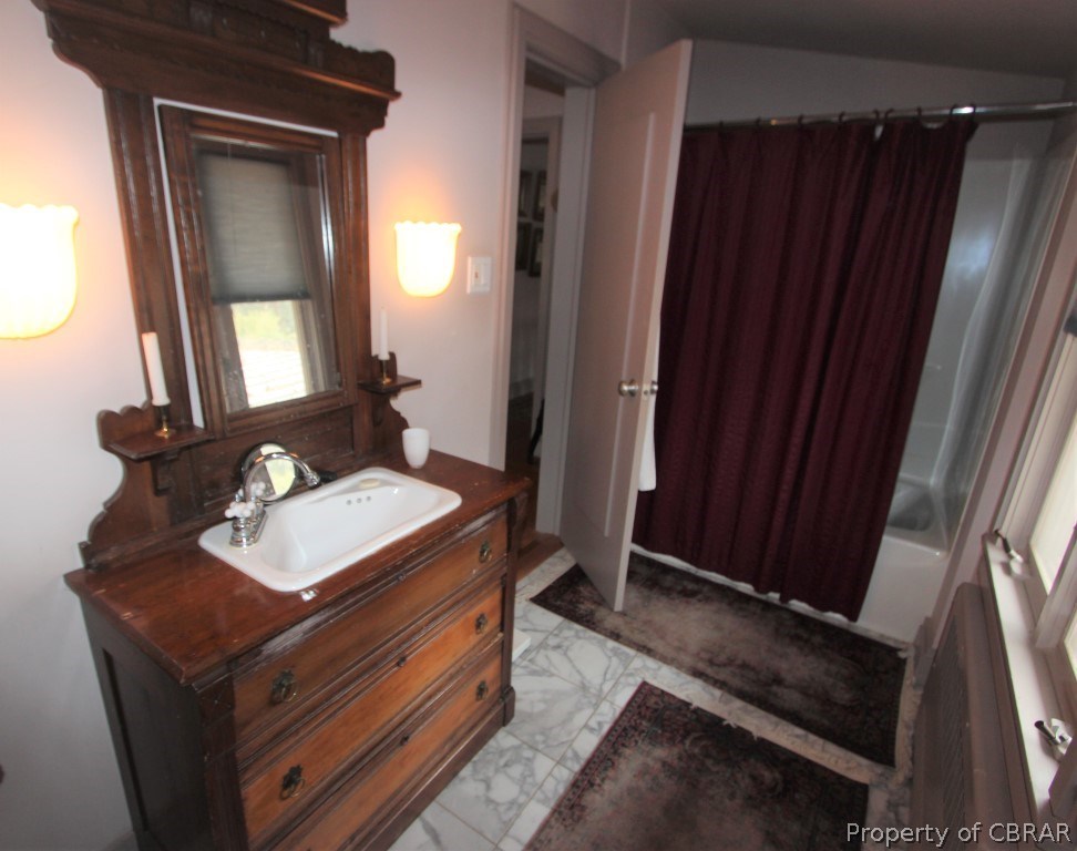 7205 Ware House Road Gloucester, VA 23061 - Photo 21 of 32 3rd Full Bathroom