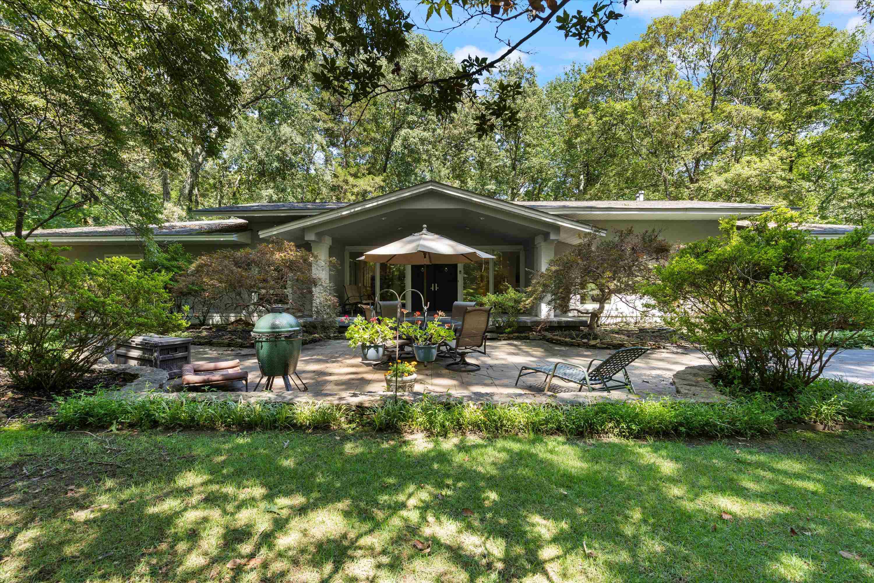 964 Rocky Point Road Memphis, TN 38018 - Photo 1 of 25 a front view of a house with garden