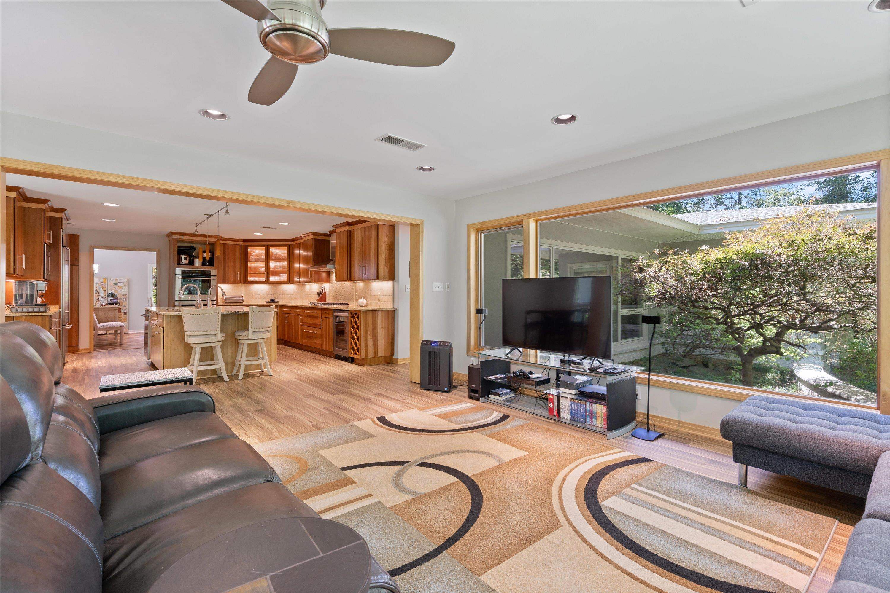 964 Rocky Point Road Memphis, TN 38018 - Photo 12 of 25 a living room with patio furniture and a flat screen tv