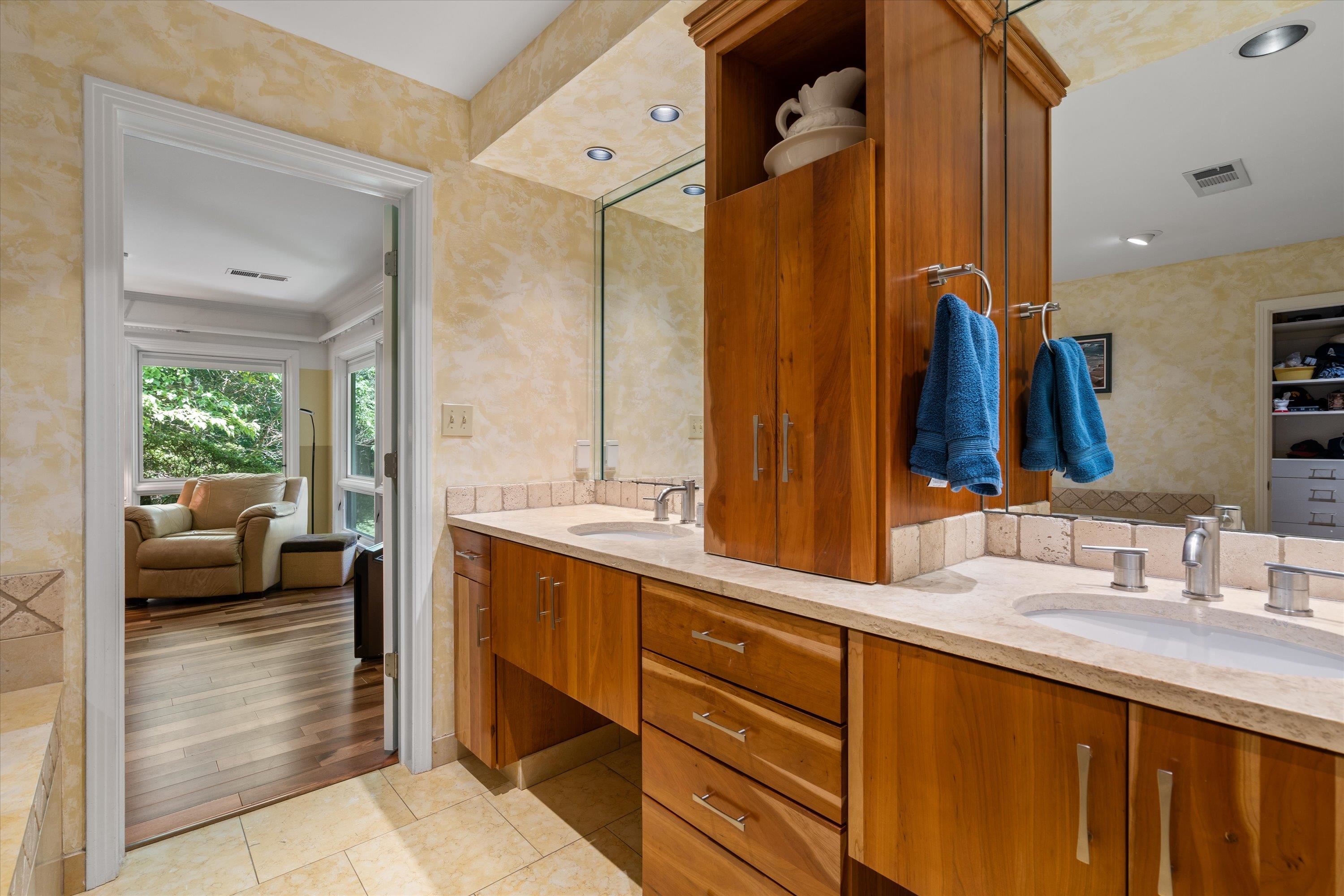 964 Rocky Point Road Memphis, TN 38018 - Photo 17 of 25 a en suite bathroom with a sink double vanity and a mirror