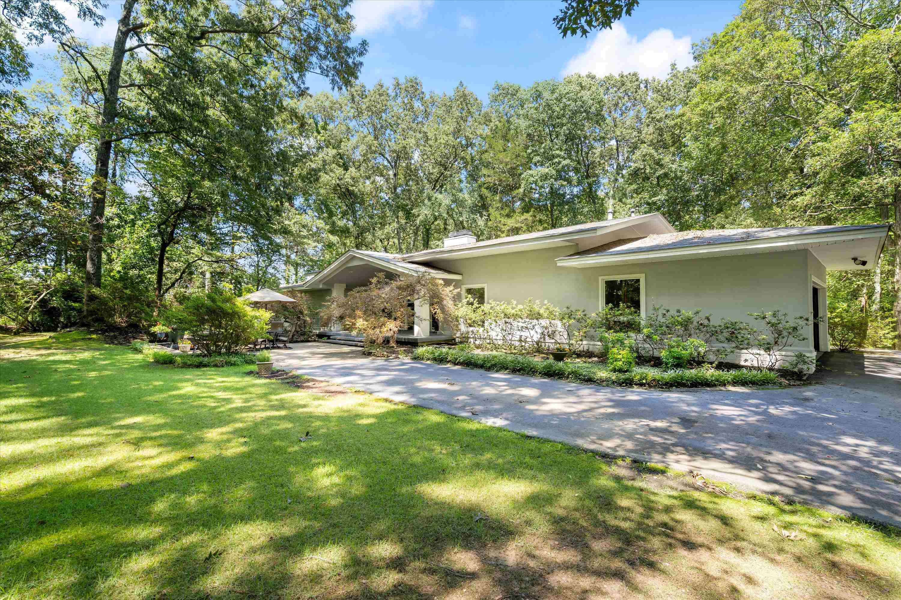 964 Rocky Point Road Memphis, TN 38018 - Photo 2 of 25 a view of a house with backyard and garden