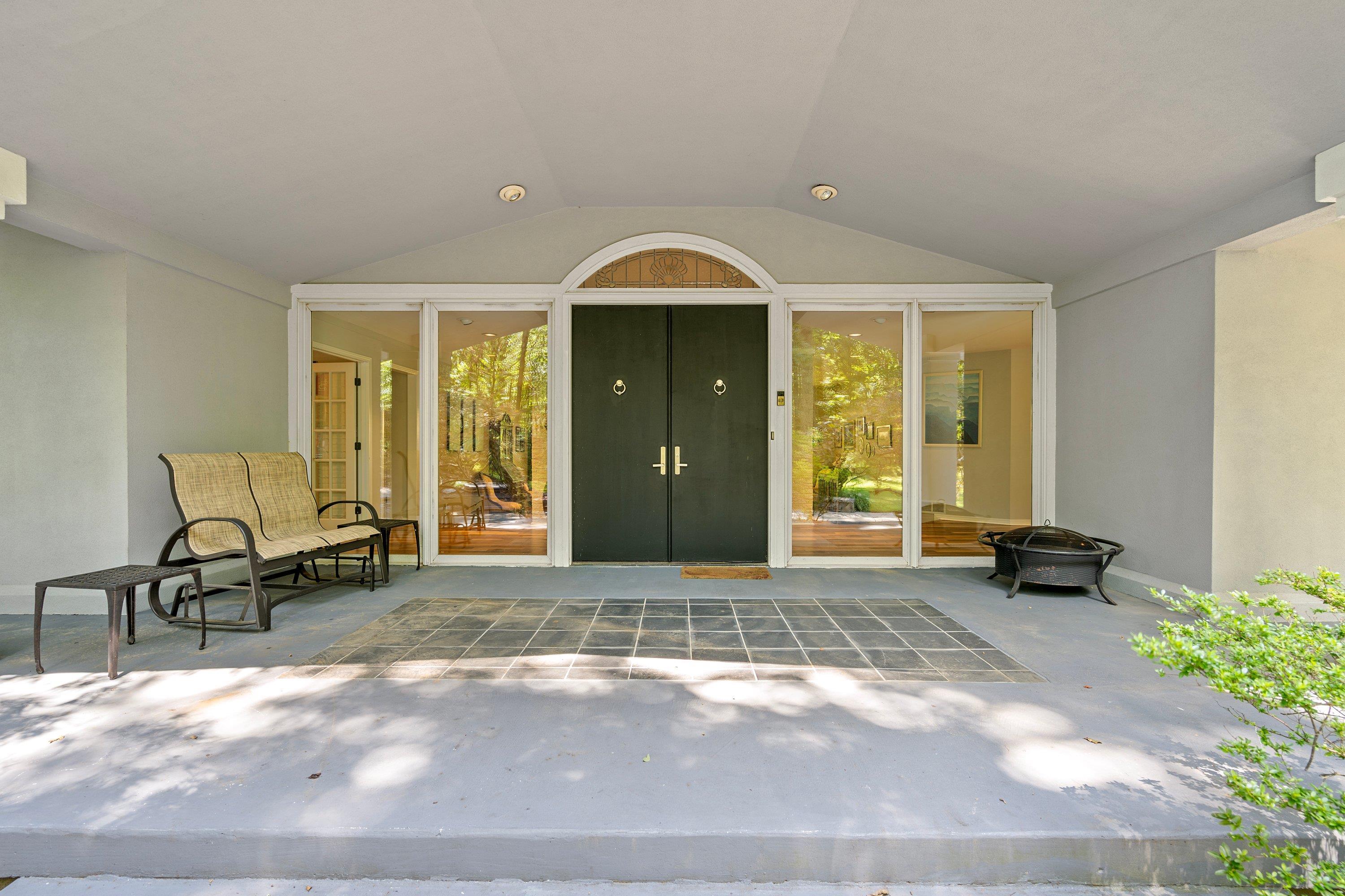 964 Rocky Point Road Memphis, TN 38018 - Photo 3 of 25 a view of a livingroom with a patio and a yard