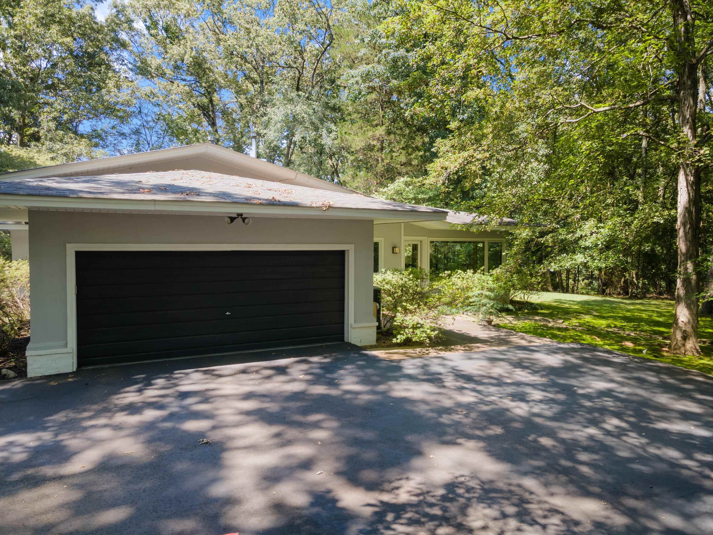 964 Rocky Point Road Memphis, TN 38018 - Photo 4 of 25 a front view of a house with a yard