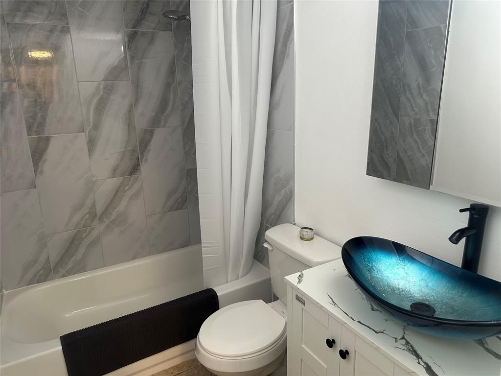 251 South Cypress Road, Unit 127 Pompano Beach, FL 33060 - Photo 9 of 28 Bathroom