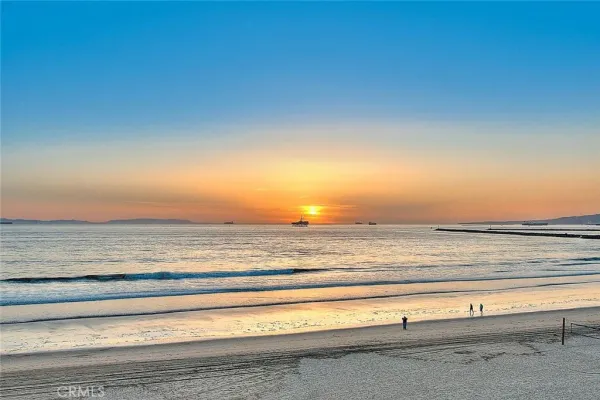 $7,100,000 | 99 Surfside Avenue, Surfside, CA 90743