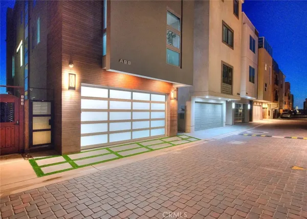 $7,100,000 | 99 Surfside Avenue, Surfside, CA 90743