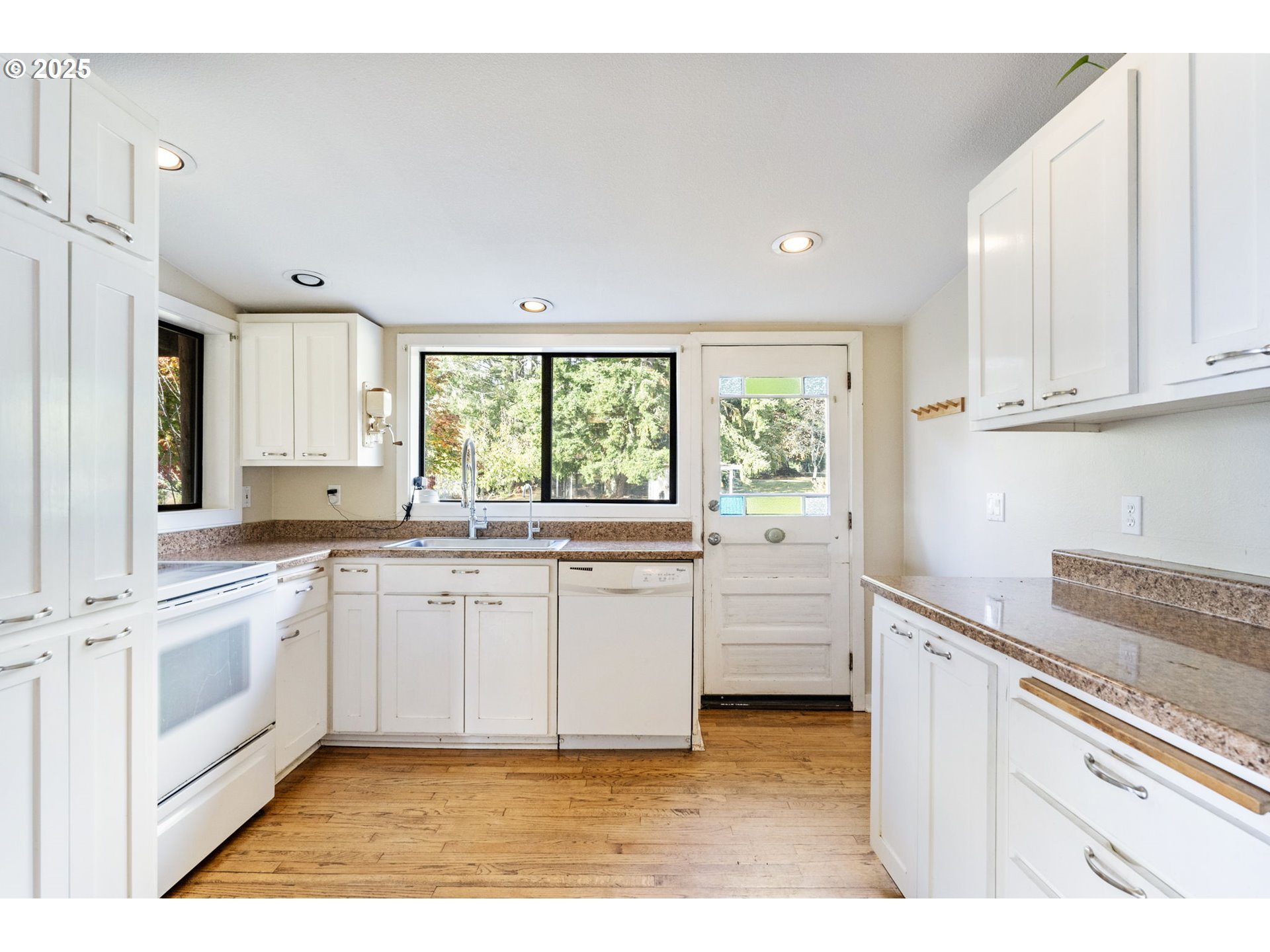 25751 Southeast Brian Ranch Road Sandy, OR 97055 - Photo 11 of 44 a kitchen with white cabinets and appliances