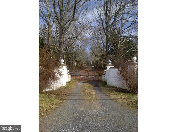 559 Oak Grove Road Swedesboro, NJ 08085 - Photo 1 of 3 Driveway