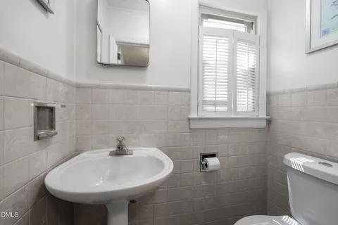 $890,000 | 68 Oakwood Drive, Chapel Hill, NC 27517