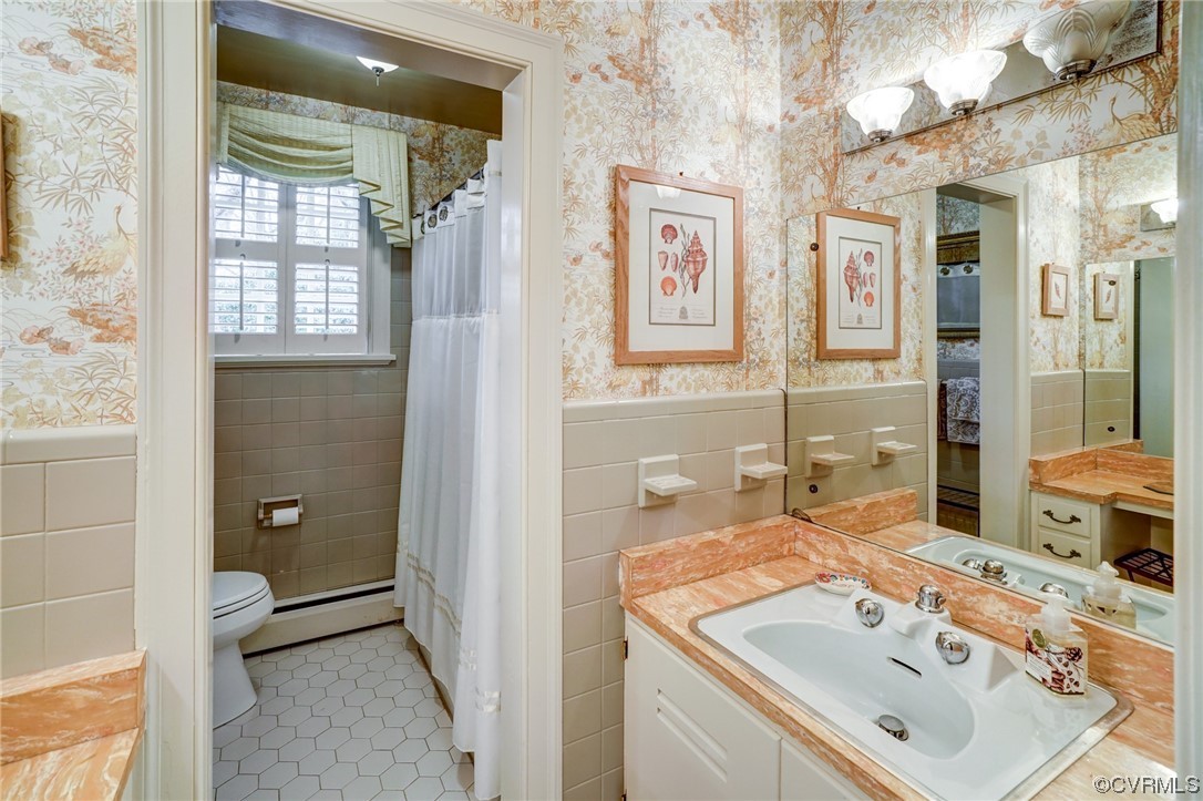 8854 River Road Henrico, VA 23229 - Photo 15 of 49 1st floor full bathroom