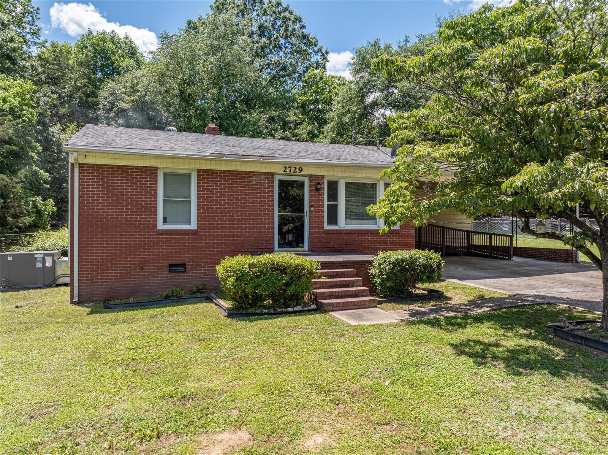 a view of a house with a yard