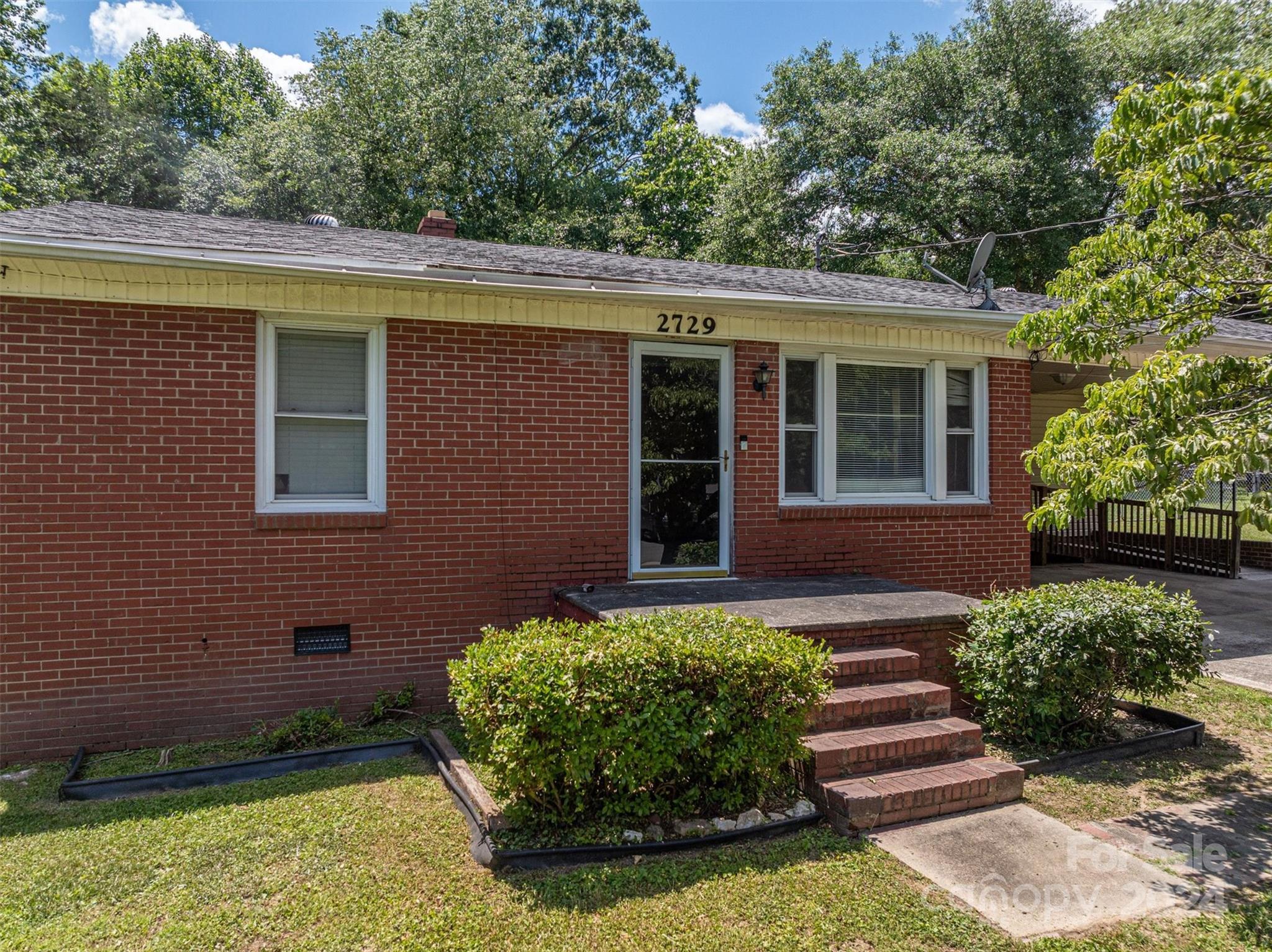 2729 Springbrook Circle Gastonia, NC 28052 - Photo 4 of 34 front view of a house