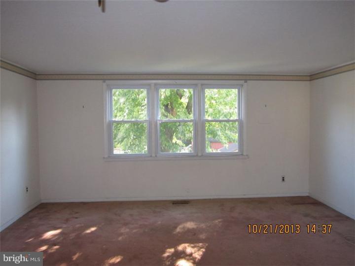 2838 Woodbridge Road Philadelphia, PA 19114 - Photo 2 of 10 Living Room