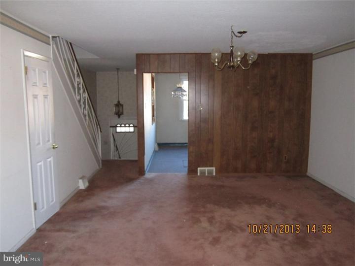 2838 Woodbridge Road Philadelphia, PA 19114 - Photo 3 of 10 Living Room