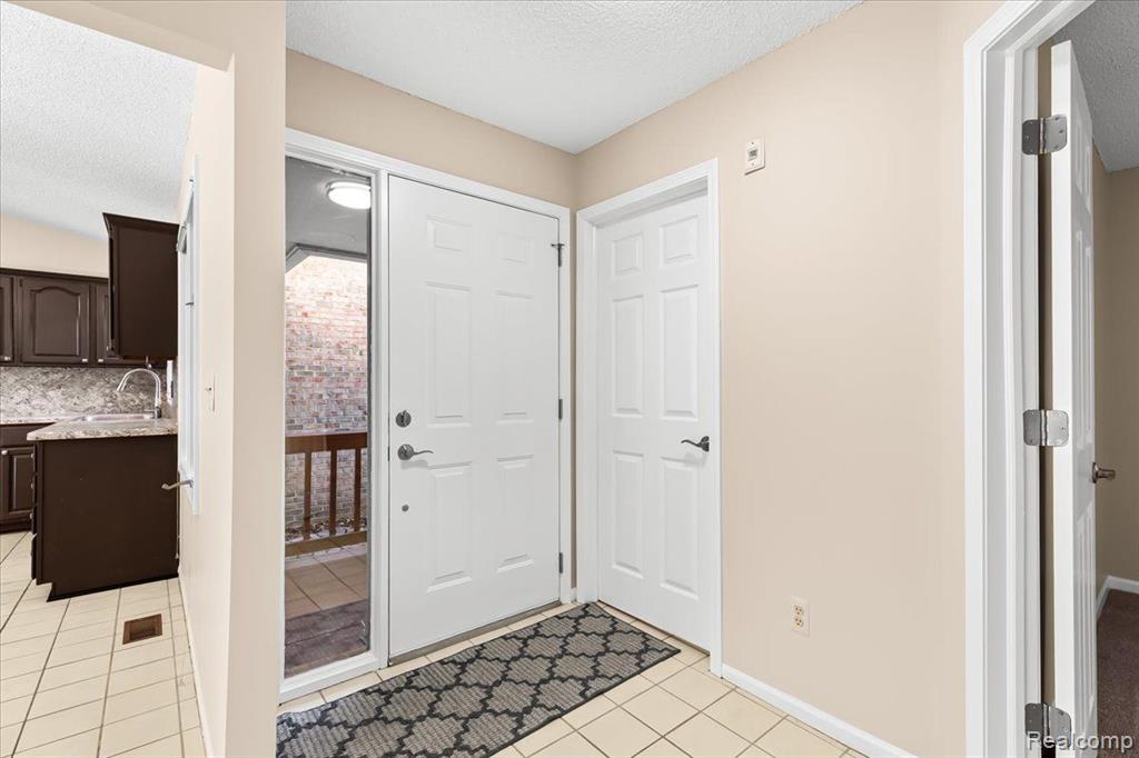 22245 River Ridge Trail Farmington, MI 48335 - Photo 9 of 33