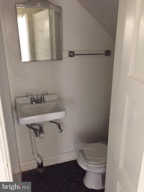 8608 Chestnut Oak Road Parkville, MD 21234 - Photo 8 of 9 Bath