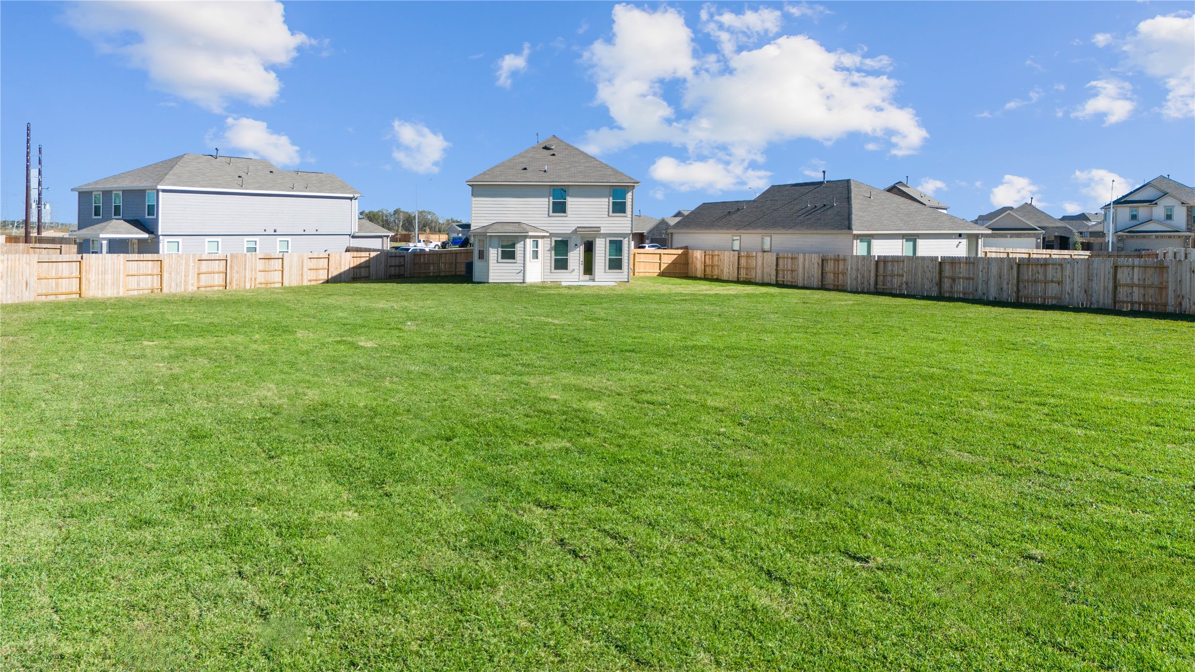 6406 Canby Court Rosharon, TX 77583 - Photo 22 of 28 The green space offered on this enormous CUL-DE-SAC lot gives you plenty of options for your outdoor activities.