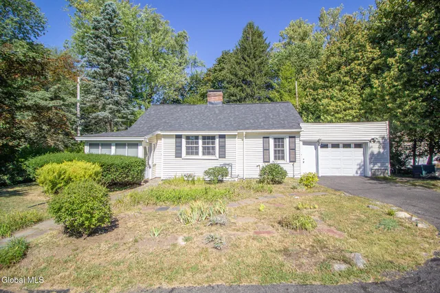 $2,450 | 183 Old Niskayuna Road, Colonie, NY 12110