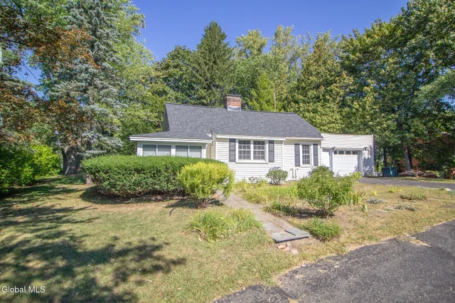 $2,450 | 183 Old Niskayuna Road, Colonie, NY 12110