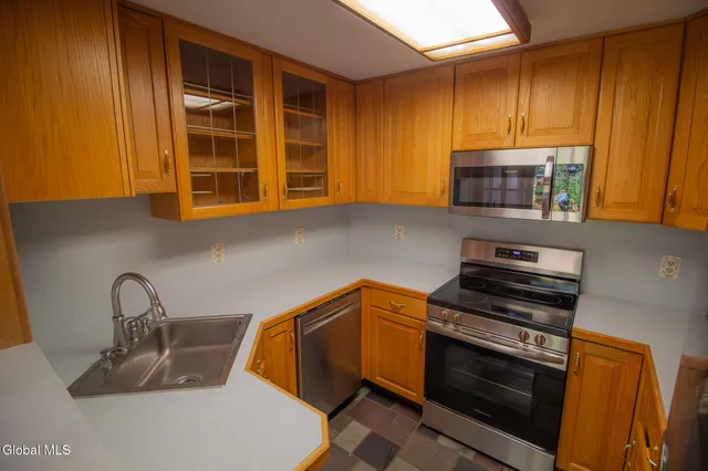 $2,450 | 183 Old Niskayuna Road, Colonie, NY 12110