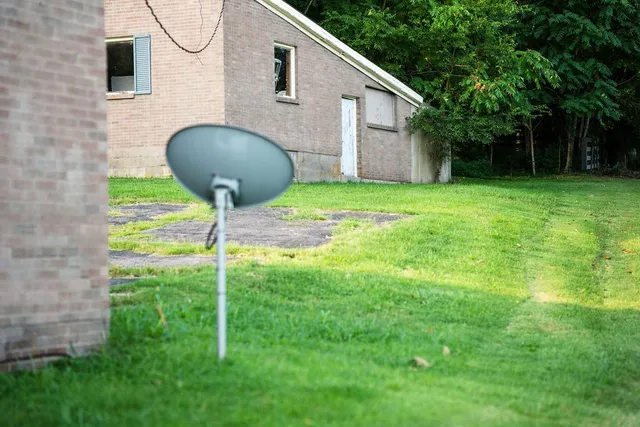 a view of a house with a yard