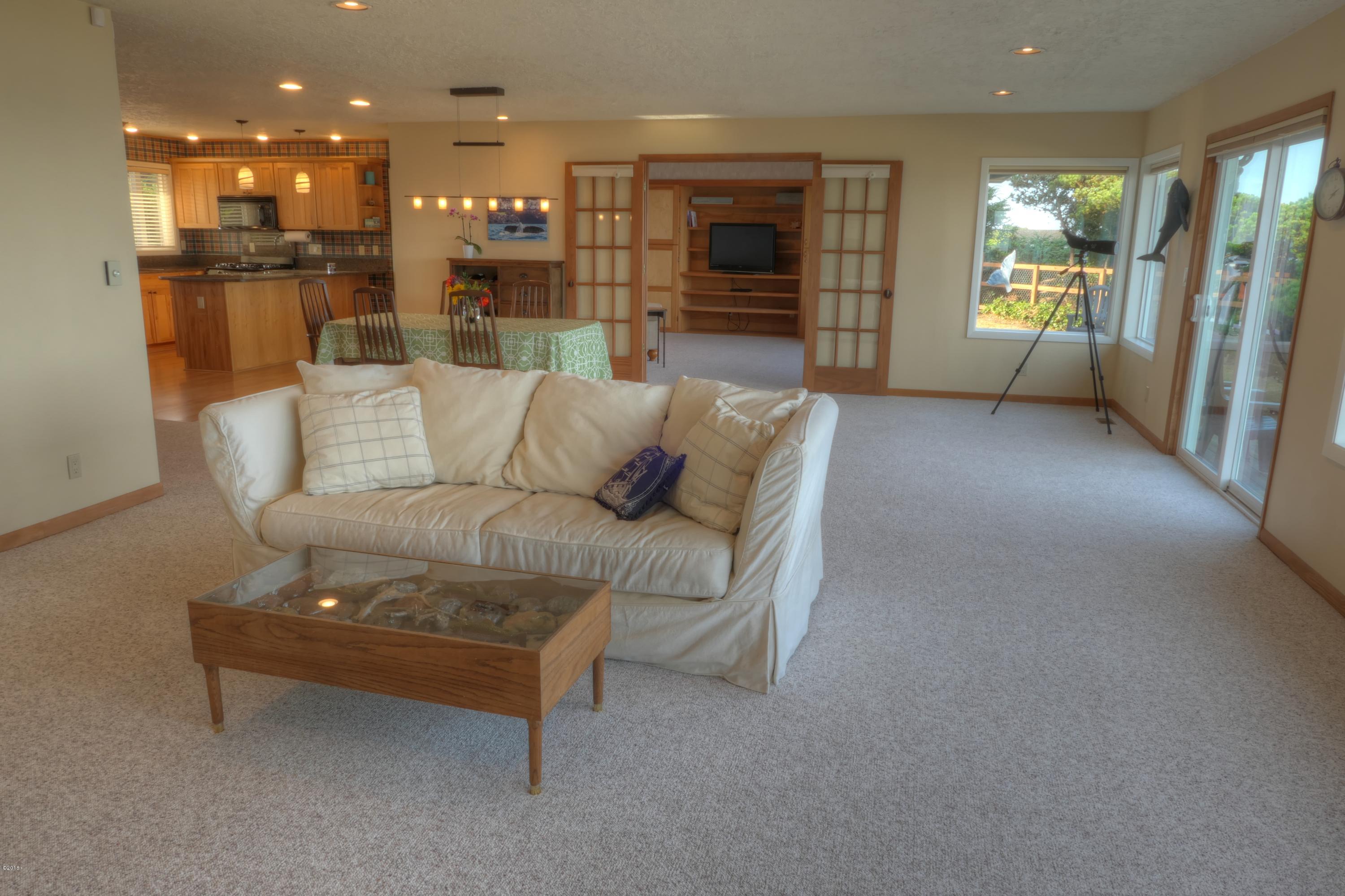 1032 Southwest Mark Street Newport, OR 97365 - Photo 4 of 37 Living Room