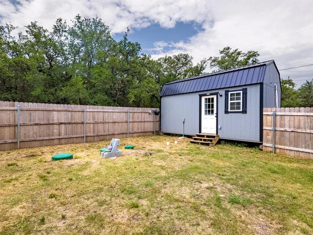 a view of back yard of the house