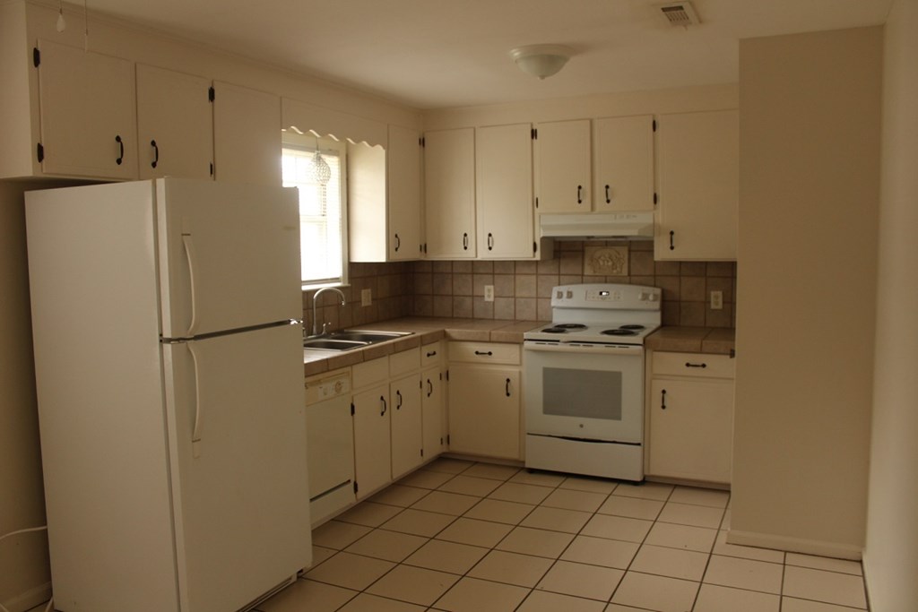102 Greenridge Road Dothan, AL 36305 - Photo 3 of 9
