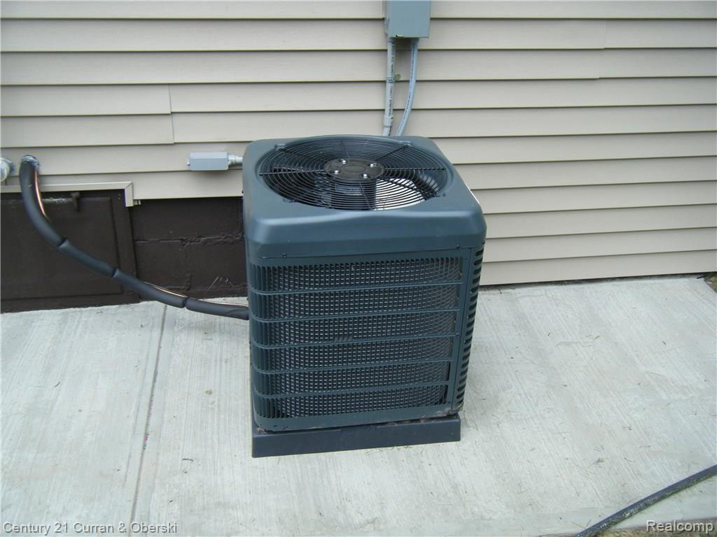 4539 Hannan Road Wayne, MI 48184 - Photo 9 of 31 DSCF8082.JPG