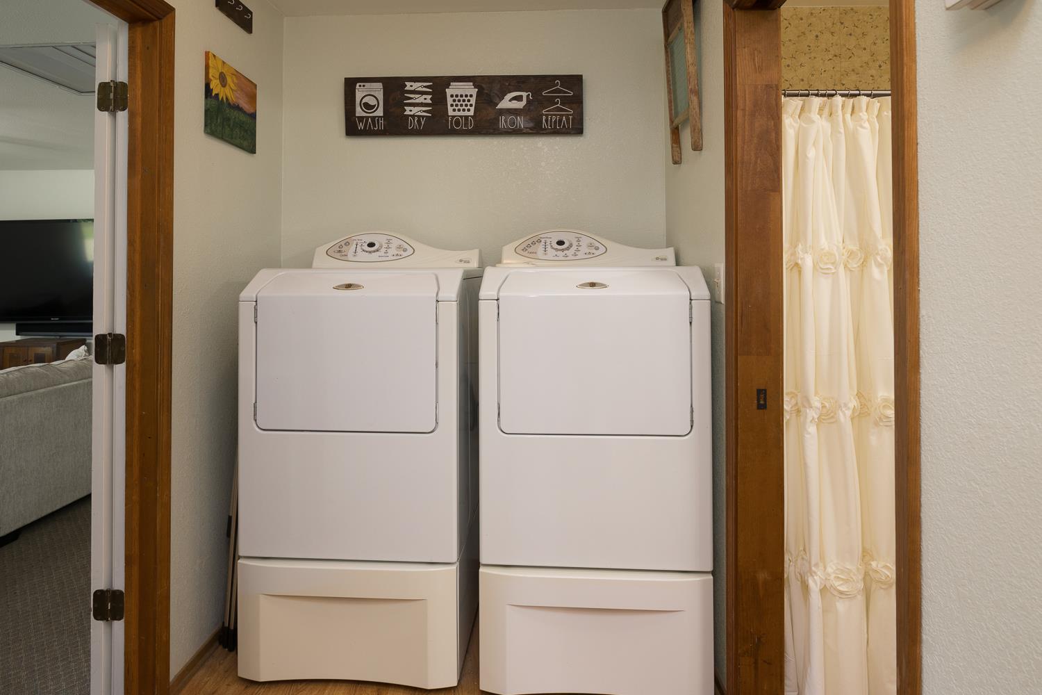 2155 El Faro Way La Grange, CA 95329 - Photo 21 of 52 a utility room with dryer and washer