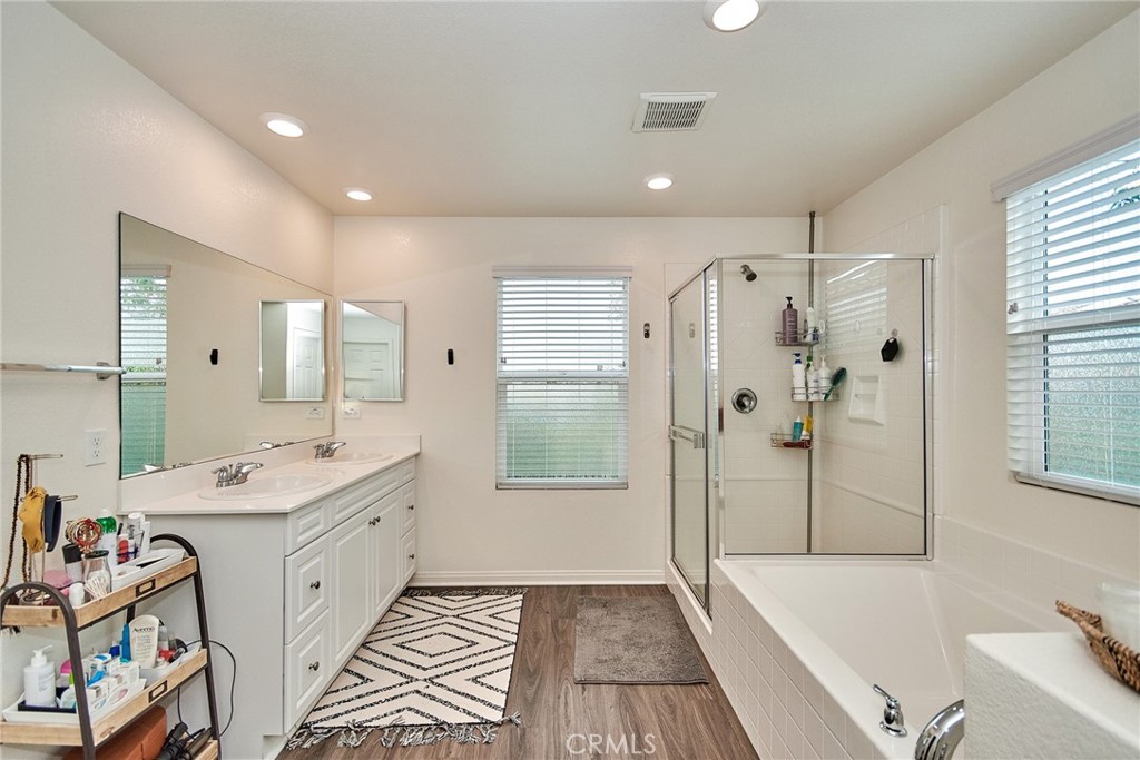 2375 Vineyard Street Upland, CA 91786 - Photo 14 of 33 a bathroom with a tub sink and mirror