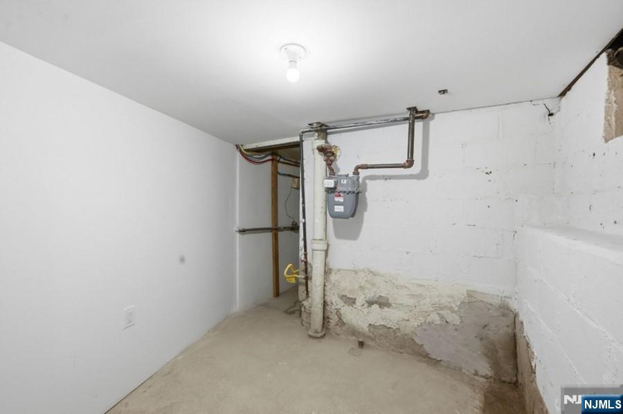693 North 8th Street Newark, NJ 07107 - Photo 19 of 23 a bathroom with a shower