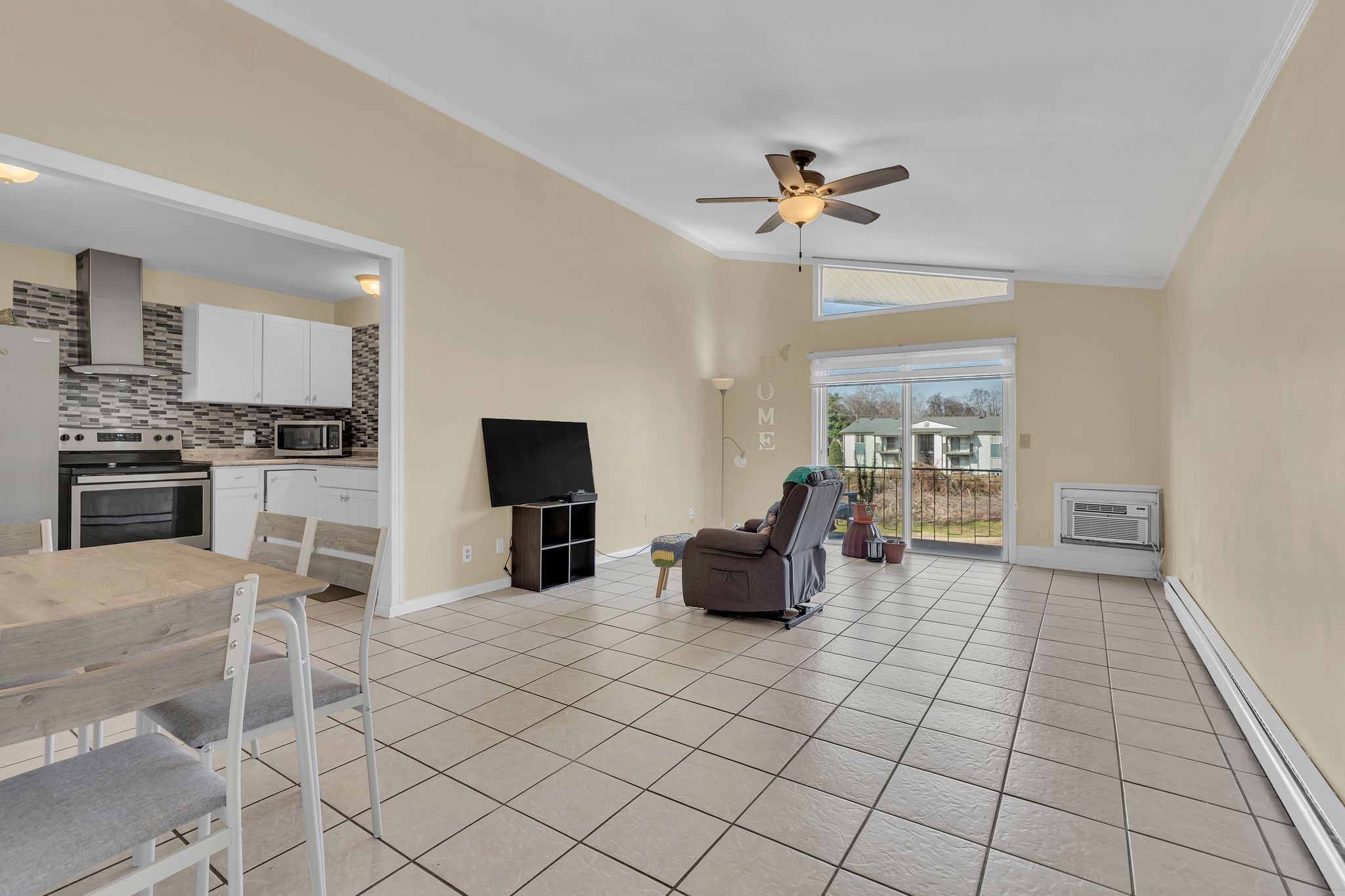 613 Hillsboro Road, Unit D23 Franklin, TN 37064 - Photo 3 of 18 a living room with furniture and a flat screen tv