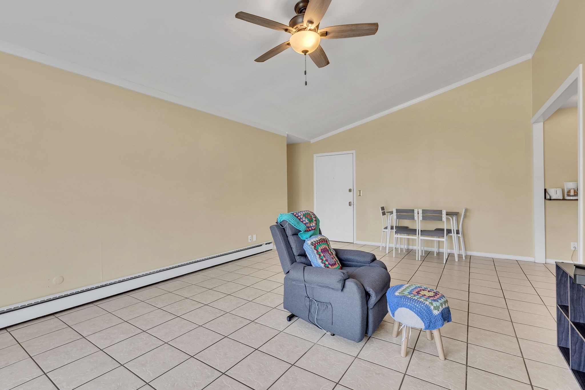 613 Hillsboro Road, Unit D23 Franklin, TN 37064 - Photo 5 of 18 a living room with furniture