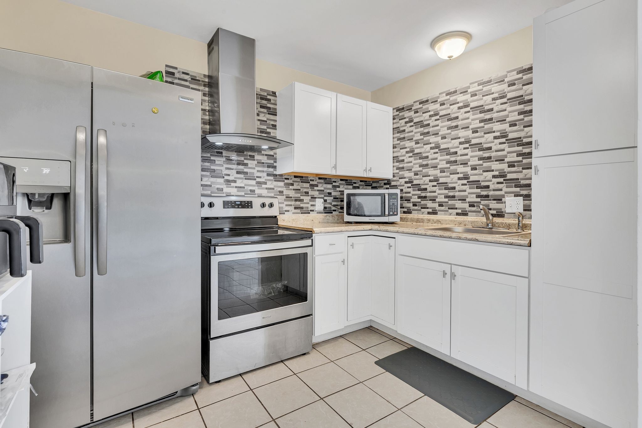 613 Hillsboro Road, Unit D23 Franklin, TN 37064 - Photo 8 of 18 a kitchen with stainless steel appliances a refrigerator sink and cabinets