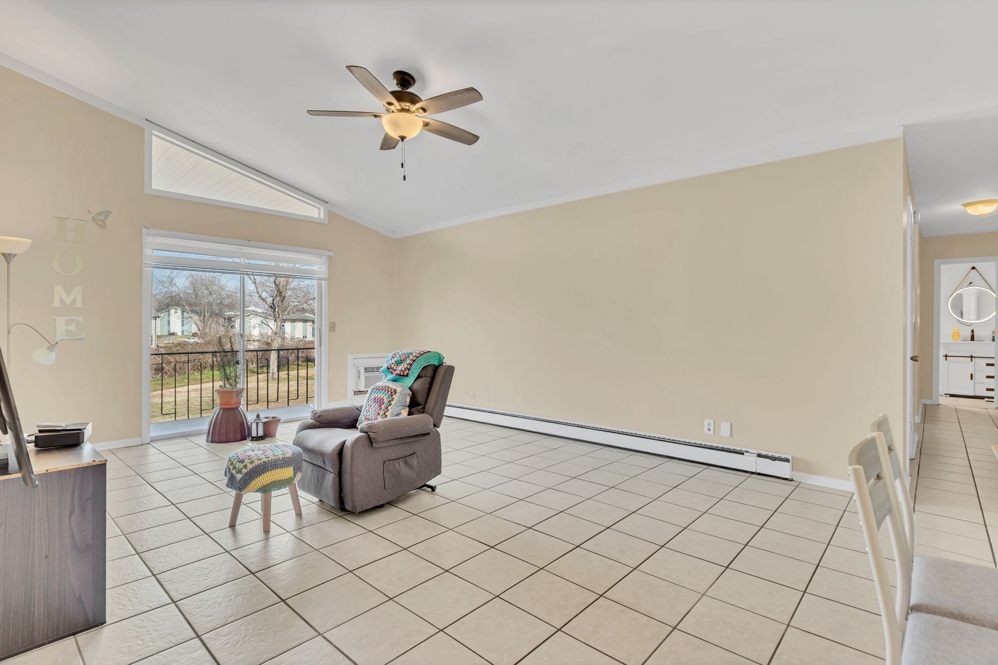 613 Hillsboro Road, Unit D23 Franklin, TN 37064 - Photo 9 of 18 a living room with furniture and a window