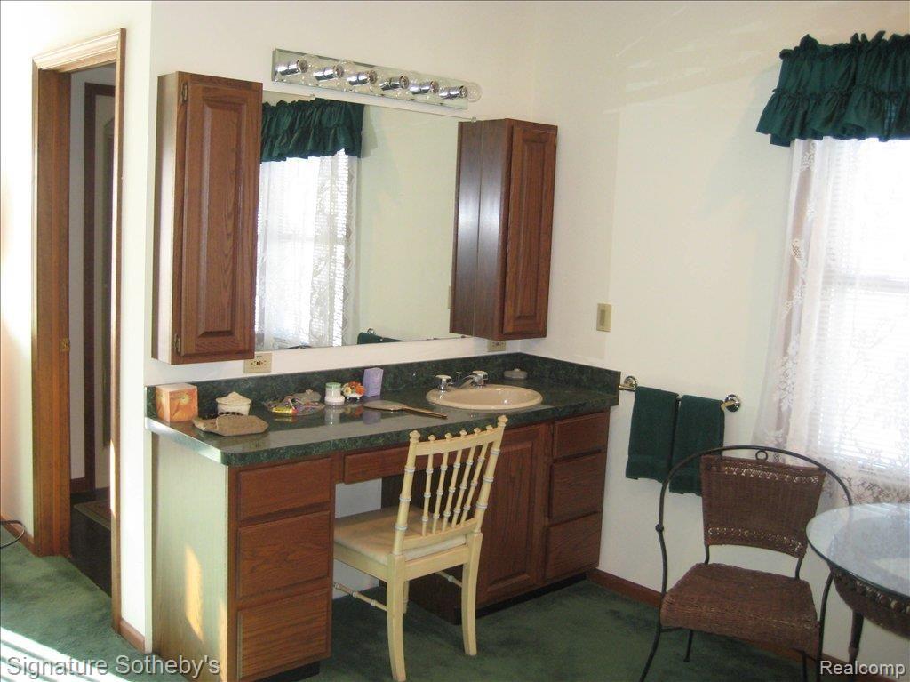 811 Harvard Road Berkley, MI 48072 - Photo 15 of 25 Dressing room with sink
