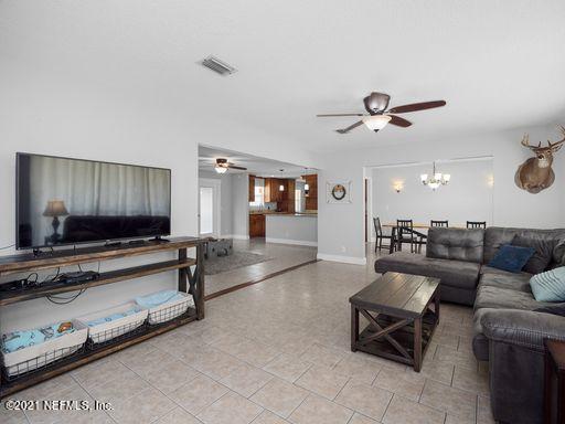 1034 Acapulco Road Jacksonville, FL 32216 - Photo 5 of 27 family room