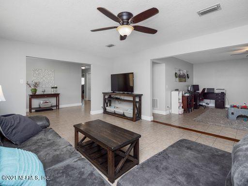 1034 Acapulco Road Jacksonville, FL 32216 - Photo 6 of 27 family room
