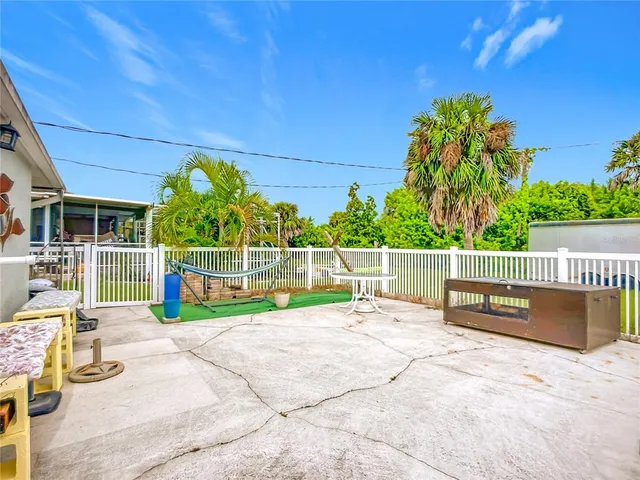 a view of an outdoor space