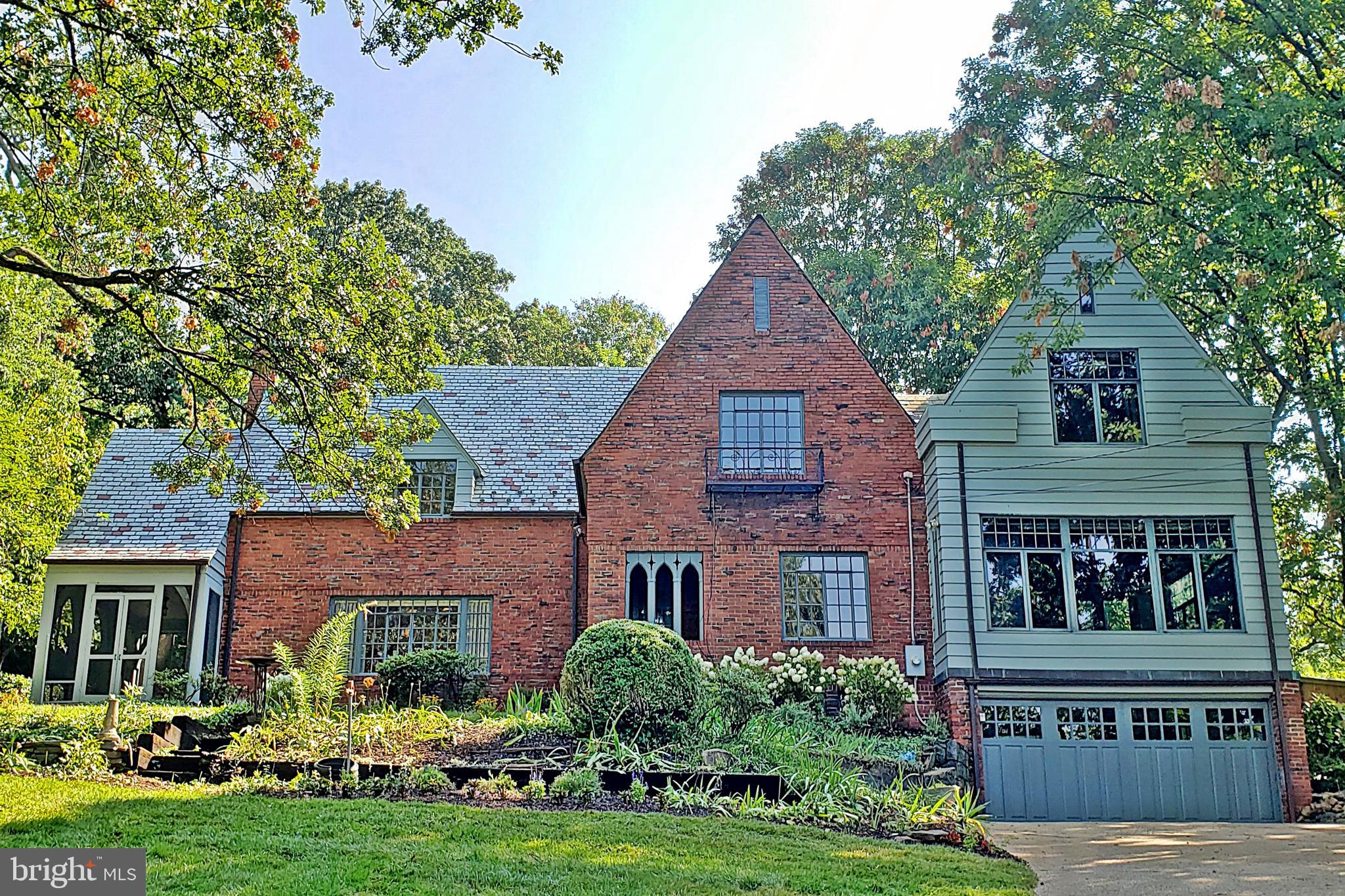 2721 South Arlington Ridge Road Arlington, VA 22202 - Photo 1 of 33 front view of a house with a yard
