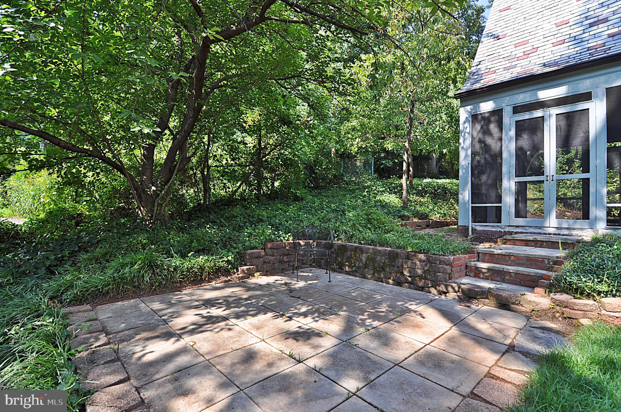 2721 South Arlington Ridge Road Arlington, VA 22202 - Photo 28 of 33 a view of a backyard with garden
